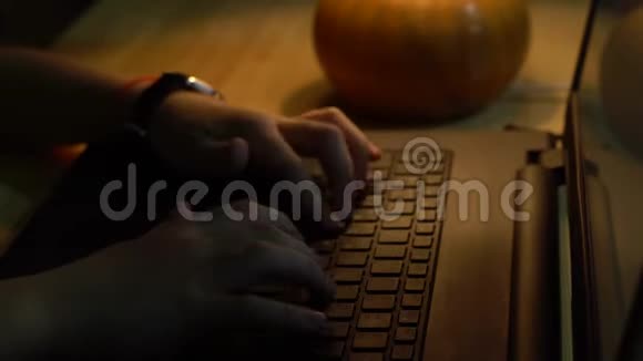 在笔记本电脑键盘上写文字社交网络中的通信视频的预览图