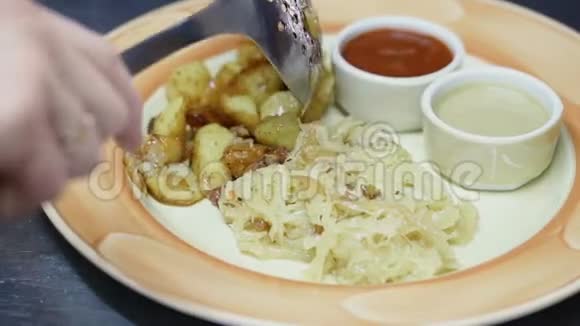 传统德国菜盘香肠卷心菜炸土豆番茄酱和芥末视频的预览图