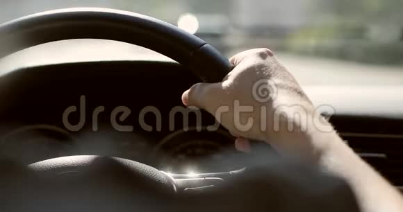 男人的手放在汽车的方向盘上视频的预览图