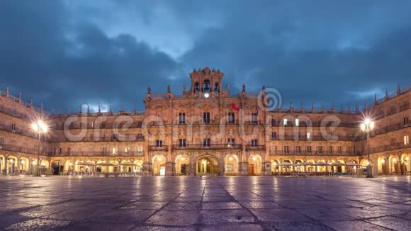 萨拉曼卡西班牙黄昏时广场市长的景色视频的预览图