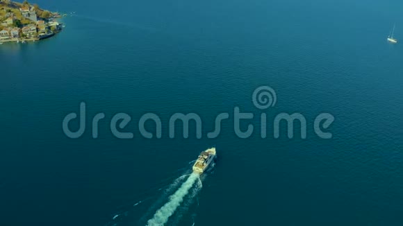 从上到下的空中俯瞰船只在希腊海洋上航行太阳在海浪中落下视频的预览图