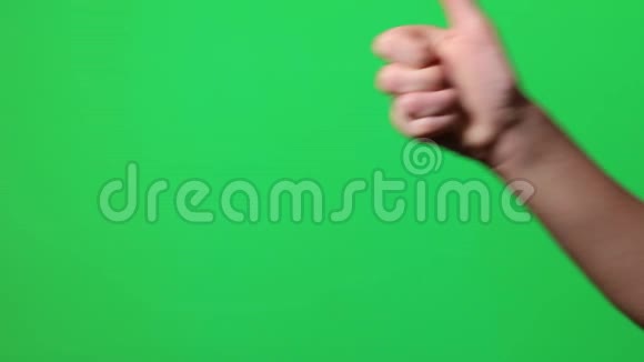 女性手在绿色屏幕上做出手势拳头完美视频的预览图