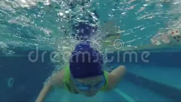 婴儿在水中游泳视频的预览图
