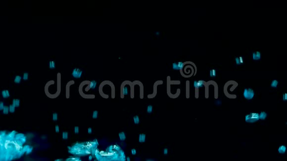 黑色水中的蓝色气泡慢动作视频的预览图