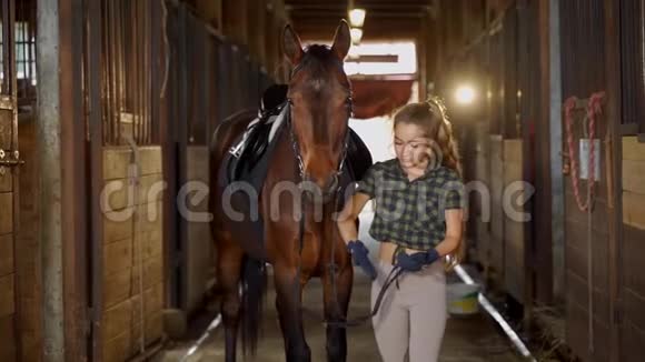 长发姑娘牵着一匹马出了马厩视频的预览图