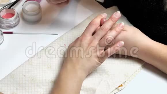 一位收到指甲档案的年轻女子的双手特写视频的预览图