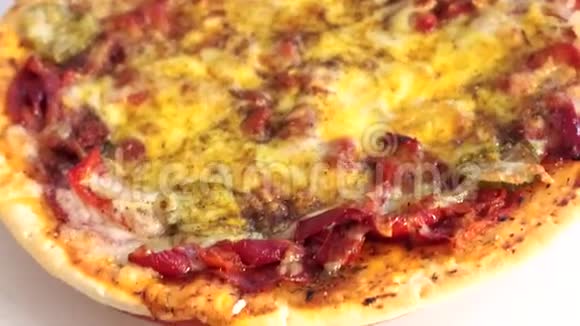比萨与莫扎雷拉奶酪腊肠番茄胡椒香料意大利披萨视频的预览图