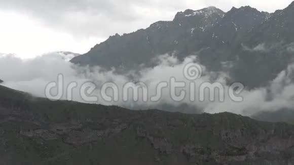 格鲁吉亚喀斯贝吉和戈赫蒂三一教堂北高加索地区的时间推移山脉和云层视频的预览图