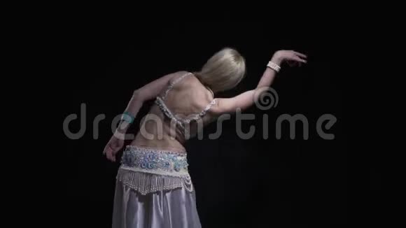 从后面看一个穿着白色裙子的女人跳着东方舞视频的预览图