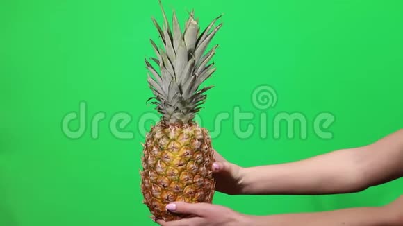 绿色背景上的菠萝视频的预览图