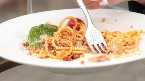 美味的意大利面和馅料帕尔马干酪和西红柿视频的预览图