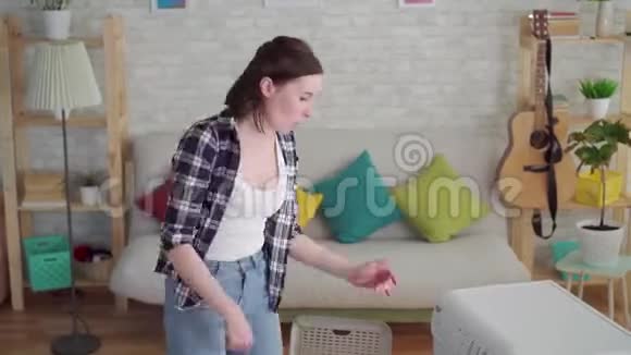 开朗的年轻女性家庭主妇洗东西视频的预览图
