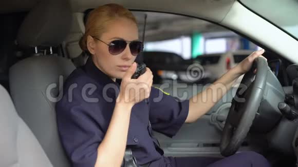 专业警官接听收音机并开车前往犯罪现场视频的预览图