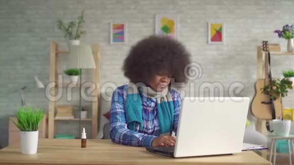 肖像疲惫的非裔美国年轻女子戴着围巾的非洲发型患了病用鼻子喷视频的预览图