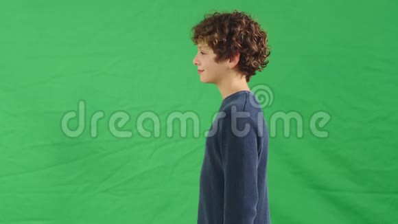在绿色背景下微笑着的白种人小男孩视频的预览图