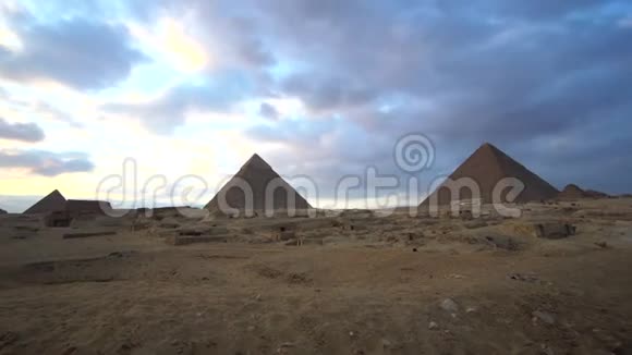 埃及吉萨金字塔在傍晚日落时的全景录像视频的预览图