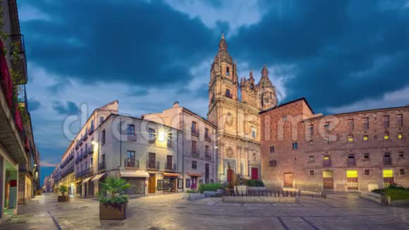 西班牙萨拉曼卡黄昏时的克莱雷西亚教堂视频的预览图