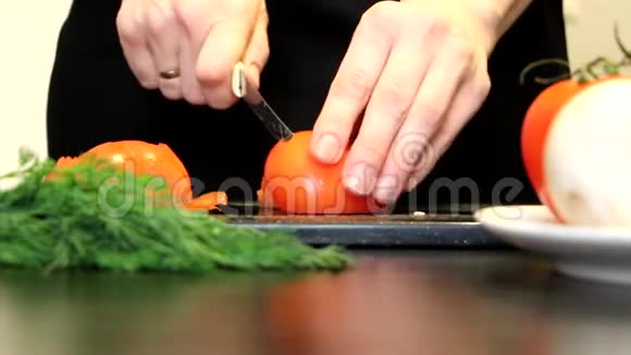 女人手切番茄视频的预览图