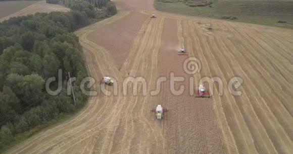 空中全景农业机械在田间作业视频的预览图