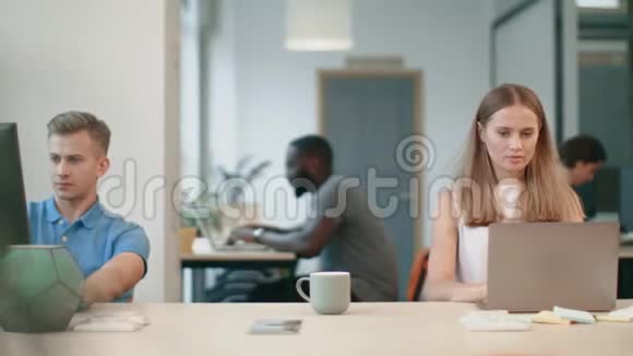 年轻女子在同事办公室玩得很开心快乐的女人做男人视频的预览图