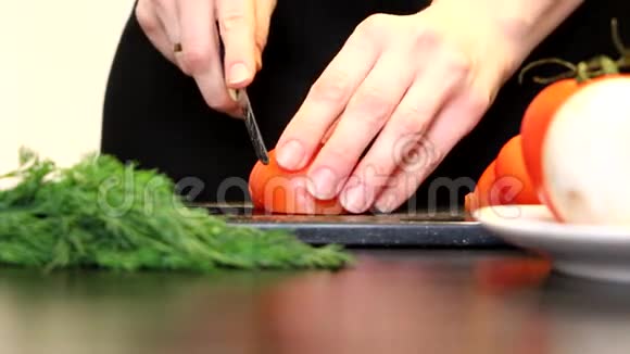 女人手切番茄视频的预览图