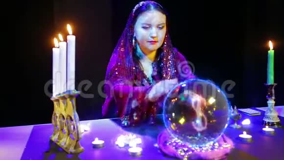 一个在魔法沙龙里的吉普赛女人在猜水晶球里面出现了一个美元符号视频的预览图