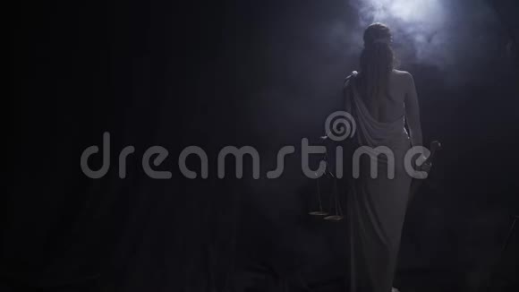 从Themis的背面看升起鳞片烟雾和低照明视频的预览图
