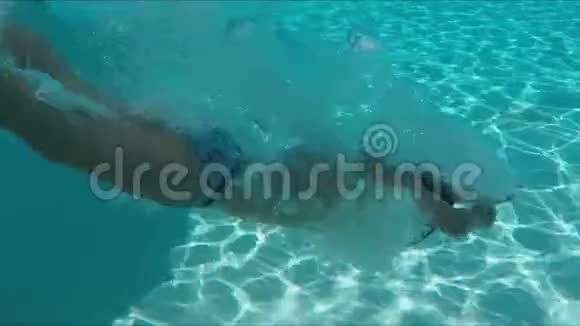 泳镜里的男孩在泳池里潜水视频的预览图