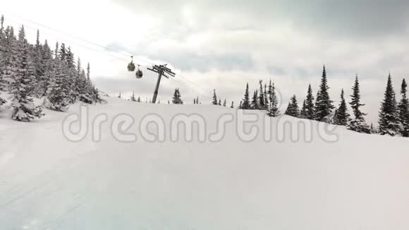 高山滑雪冬季滑雪场电梯视频的预览图