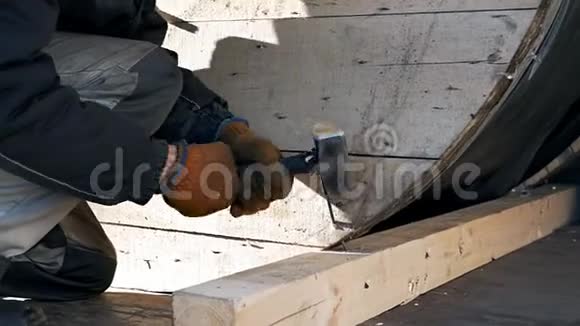 建筑工人工人在工厂工作视频的预览图