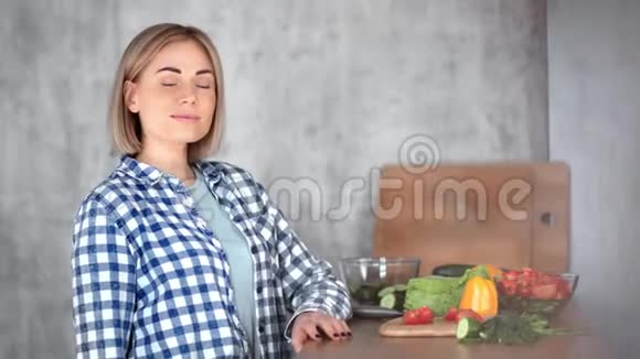 在现代厨房中做中等特写的漂亮休闲女孩的肖像视频的预览图