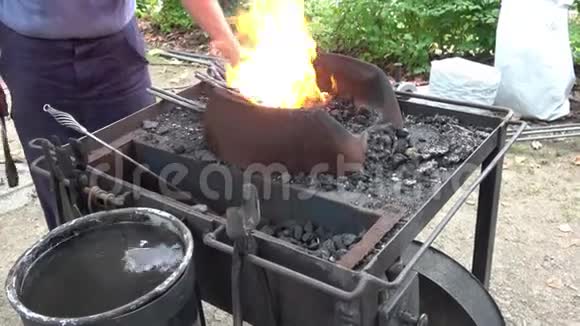 火活煤和铁匠的工具手工制作的产品视频的预览图
