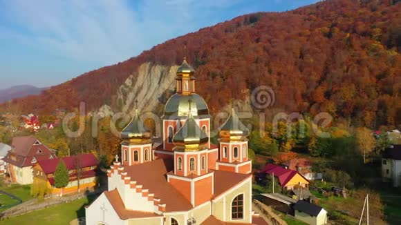 喀尔巴阡山脉亚勒姆切带镀金圆顶东正教教堂的4K无人机视频视频的预览图