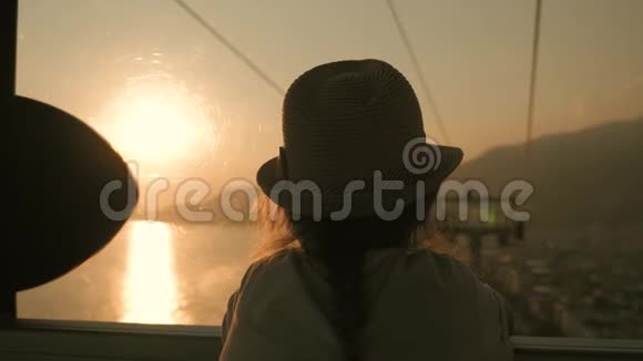 剪影少女旅游缆车日落下移欣赏观海观山视频的预览图