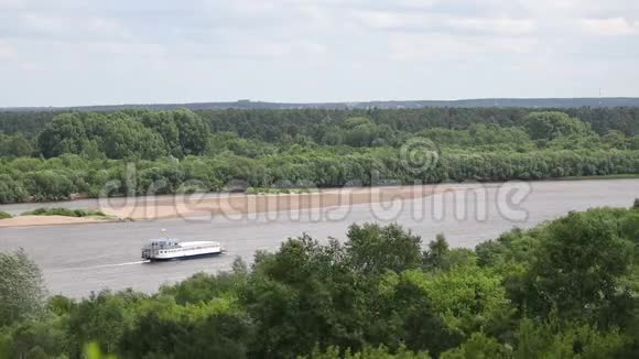 河上游船的夏日景色视频的预览图