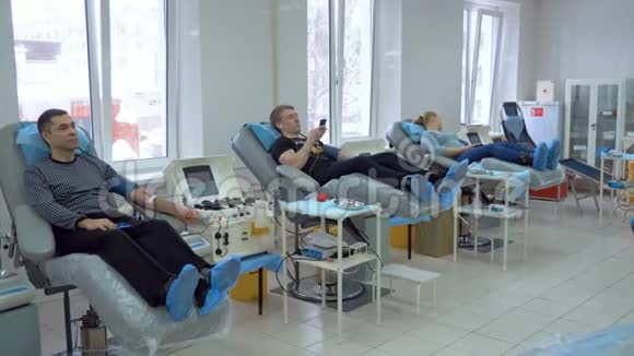 三名病人在现代诊所献血使用医疗设备视频的预览图