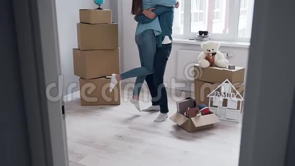 快乐的年轻人和女人庆祝搬家的日子在两个盒子之间的新公寓里视频的预览图