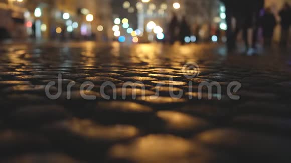 城市中的鹅卵石路面在夜间灯光的背景下夜间复制空间视频的预览图