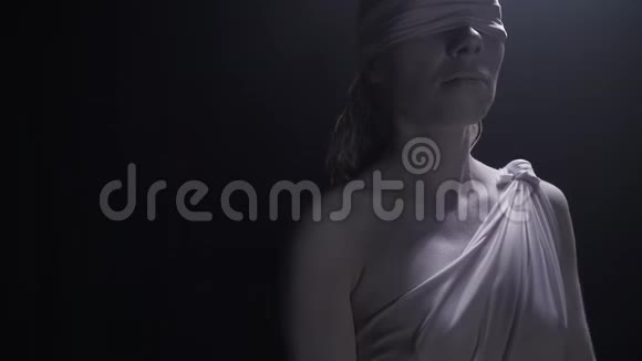 靠近Themis大理石雕像的姿势和触摸她的肩膀4k视频的预览图