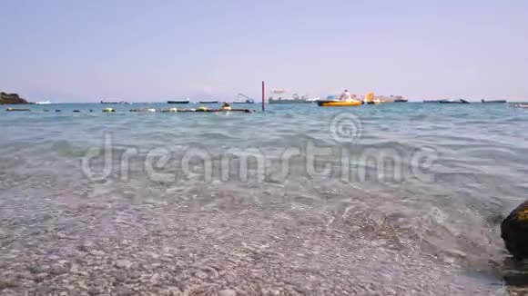 意大利埃奇海滩上的波浪视频的预览图