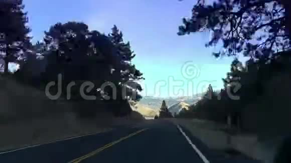 加州约塞米蒂国家公园的视点驾驶视频的预览图