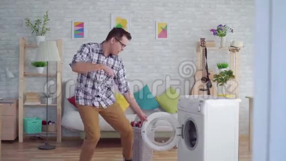 快乐的中年男人做家务洗东西跳舞视频的预览图
