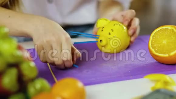 女孩用水果和蔬菜做的手视频的预览图