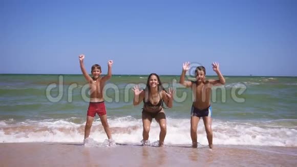 微笑的孩子们在沙滩上冲浪视频的预览图
