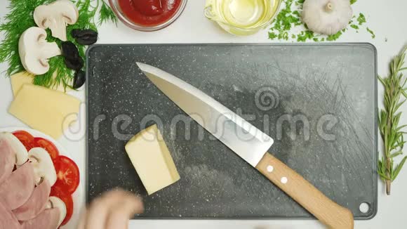 厨房切奶酪视频视频的预览图
