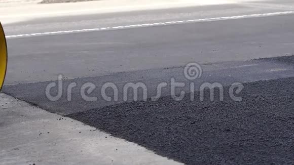 一个沥青溜冰场的特写在道路上铺设新的沥青修复道路视频的预览图