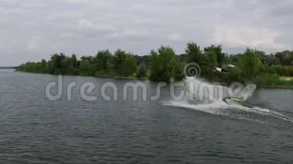 唤醒者的跳高释放特技空中镜头水上运动视频的预览图