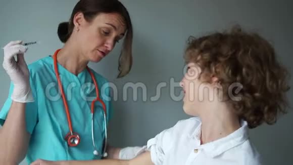 注射流感疫苗少年接种疫苗在医学院的学生和护士视频的预览图