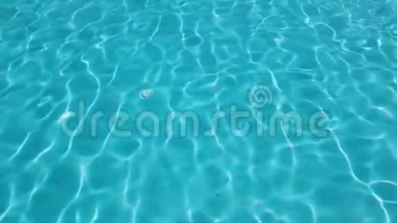 池中纯蓝色的水光线反射视频的预览图