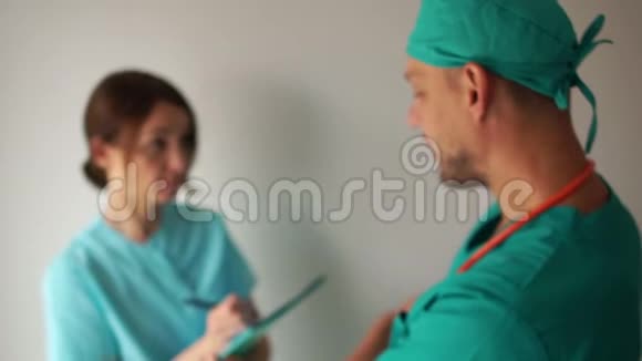 外科医生为病人预约药物护士写下他的指示门诊医疗视频的预览图